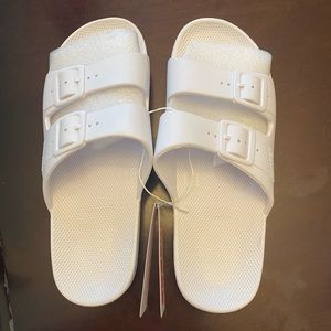 NWT white two-strap sandal Birkenstock-style Freedom Moses eco-plastic slides